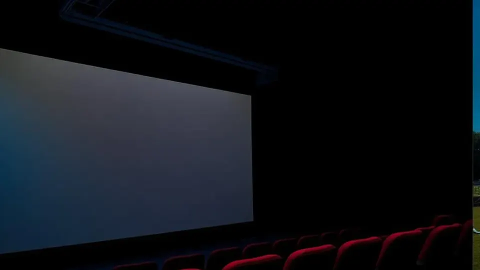 Kino-dvorana i filmsko platno u večernjem ugođaju